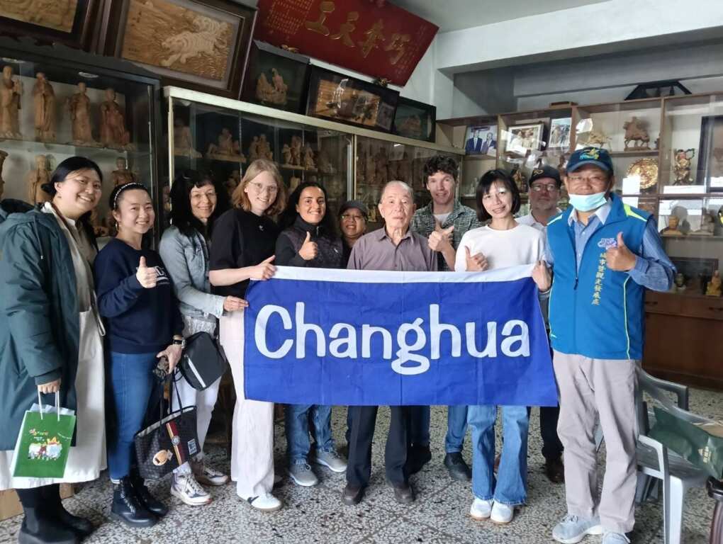 ▲參訪人間國寶施至輝妝佛工作室。（彰化縣政府提供）