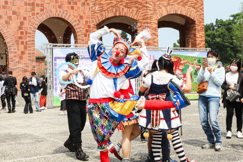 紅鼻子馬戲團及虎劇團帶來嘉年華大遊行，民眾跟隨隊伍在園區內歡樂踩街。