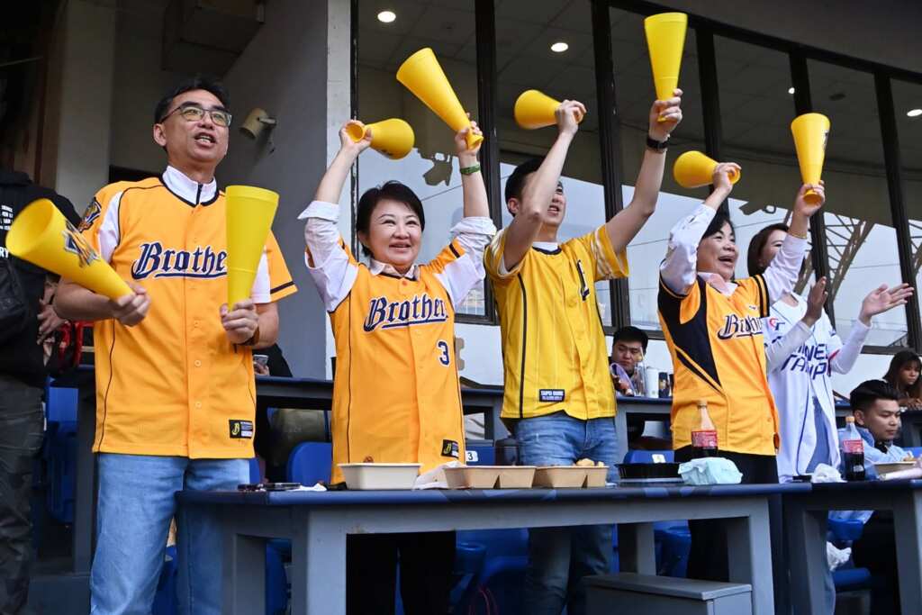▲台中市長盧秀燕賽前在運動局長游志祥陪同下至球隊休息區為球員打氣。（記者張玉泰攝）