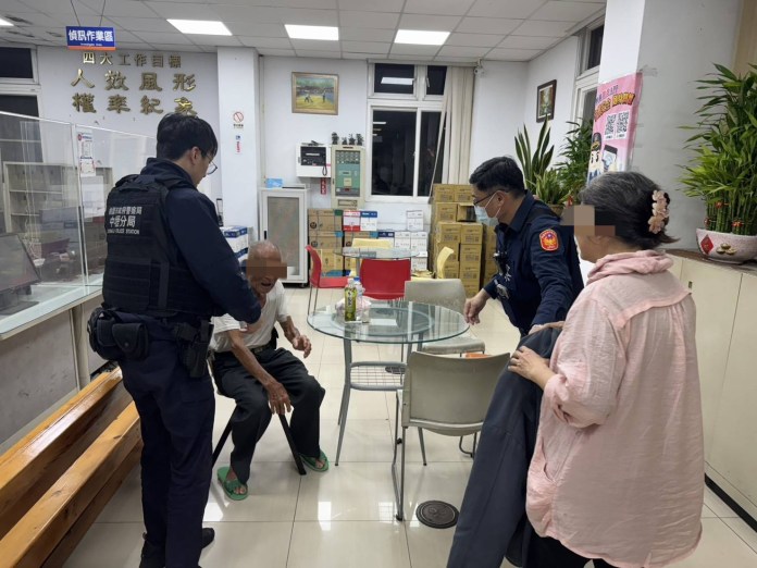 9旬翁路上獨自徘徊 熱心店家向壢警求助 59 S 12877830 0