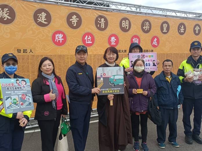 桃警前進佛光山桃園新弘法基地 宣導交通安全觀念 65 657623 0