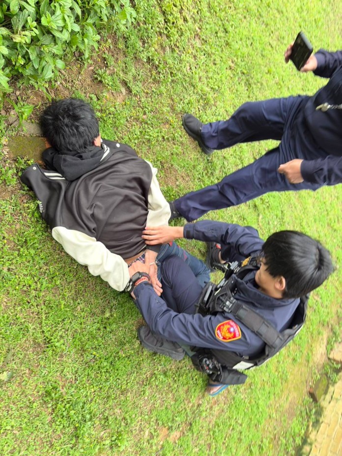 【有片】毒蟲拒檢逃逸遭開8槍 警車被撞進加油站畫面曝 94 S 2531480 0 1