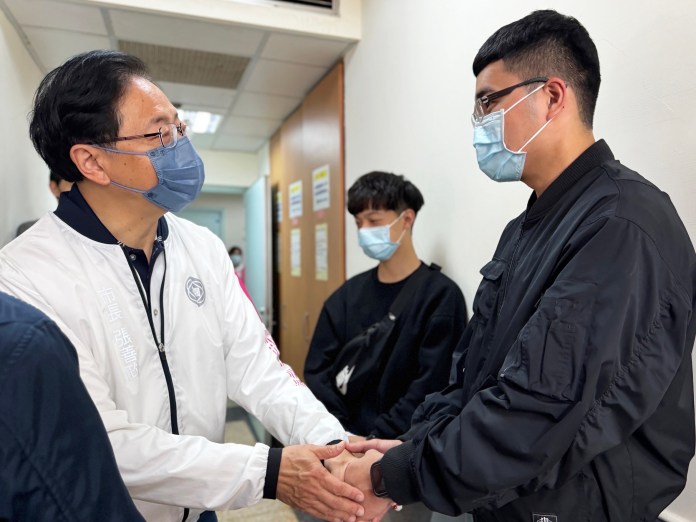 員警抓毒蟲骨折恐神經受損 張善政:提供最完善的醫療協助 55 S 7495706 0
