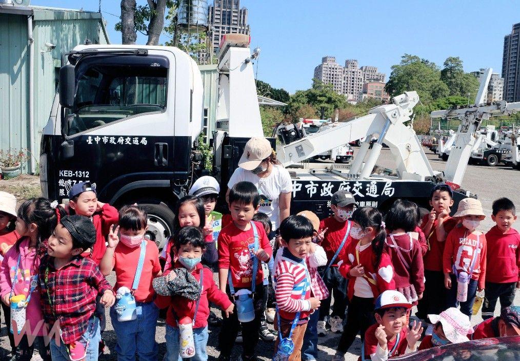 提升行的安全!中市文心拖吊場辦交通宣導 拖吊車化身大型道安教具 - https://www.watchmedia01.com