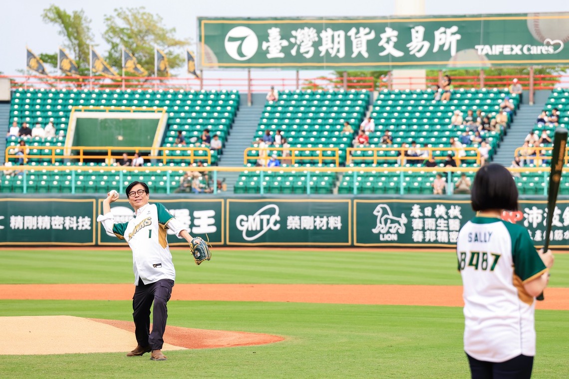 漾新聞|雄鷹澄清湖開紅盤 陳其邁開球引爆全場