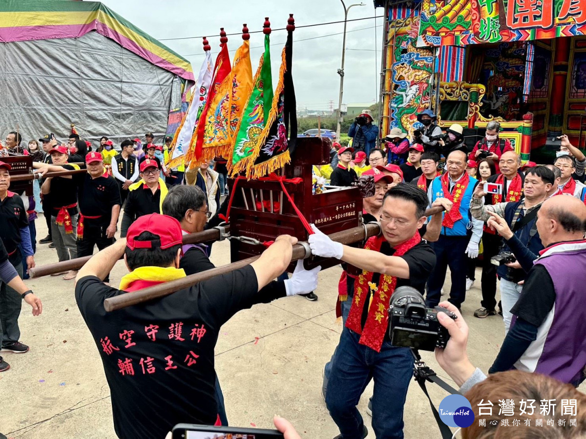 蘇副市長體驗飛輦轎儀式。