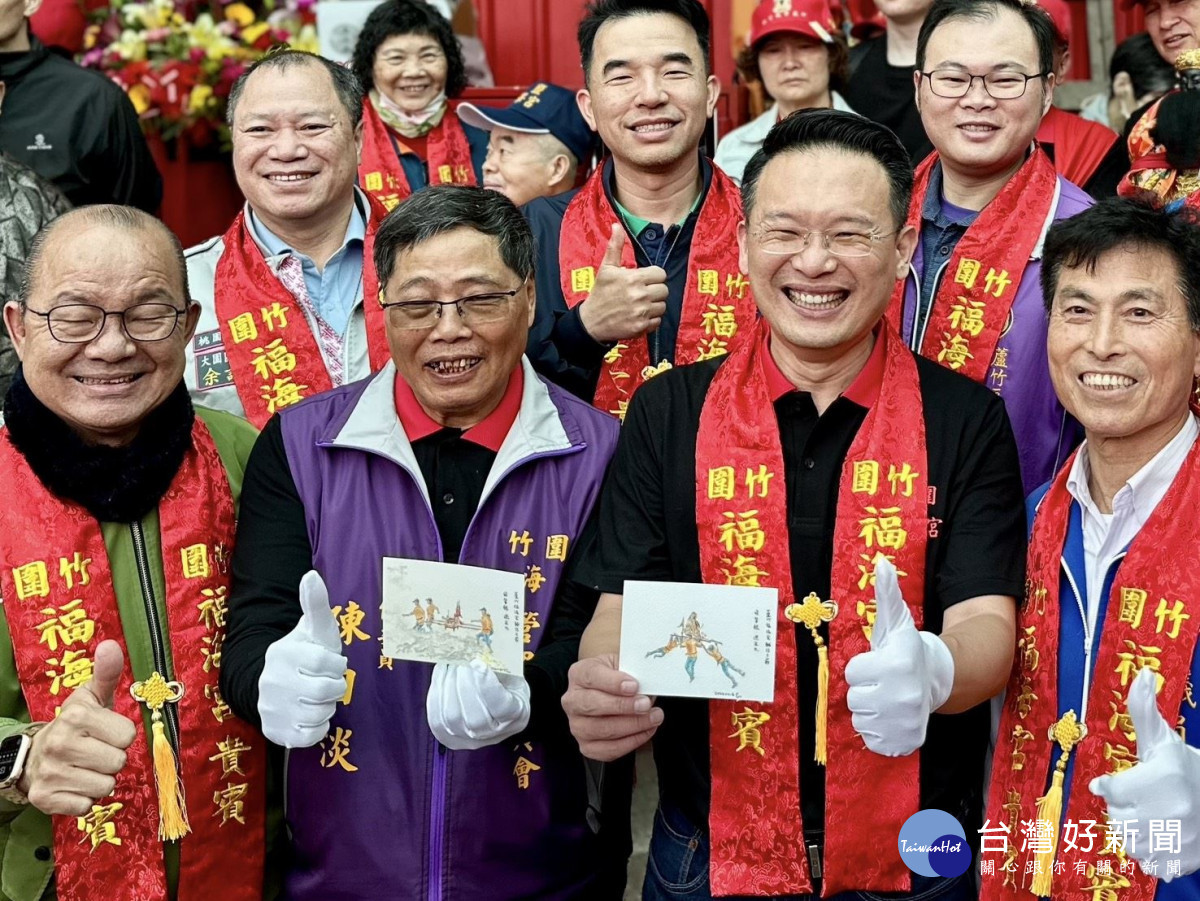 蘇副市長致贈手繪的「飛輦轎、過金火」圖卡予陳日淡主委。<br /><br /> <br /><br />