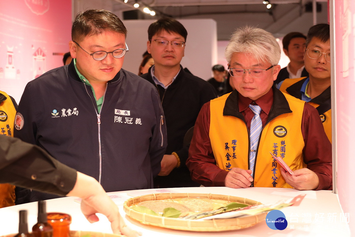 桃園市政府農業局長陳冠義參觀「桃茶沙龍」展覽。<br /><br />