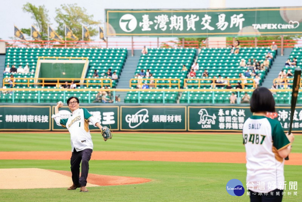 ▲台鋼雄鷹主場首戰奪勝，陳其邁澄清湖好球開場觀賽力挺。