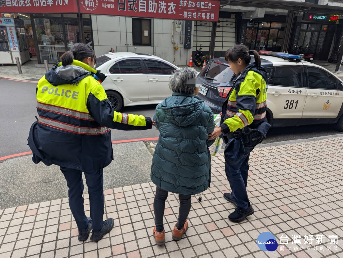 8旬失智婦迷途購物，壢警協助返家。