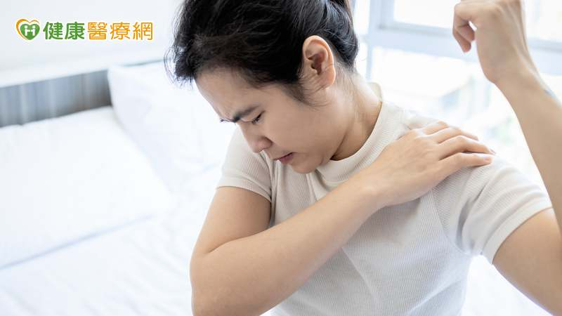 肩膀疼痛要熱敷或冰敷?醫師分析差異、適用情況 小心用錯反而越敷越痛!