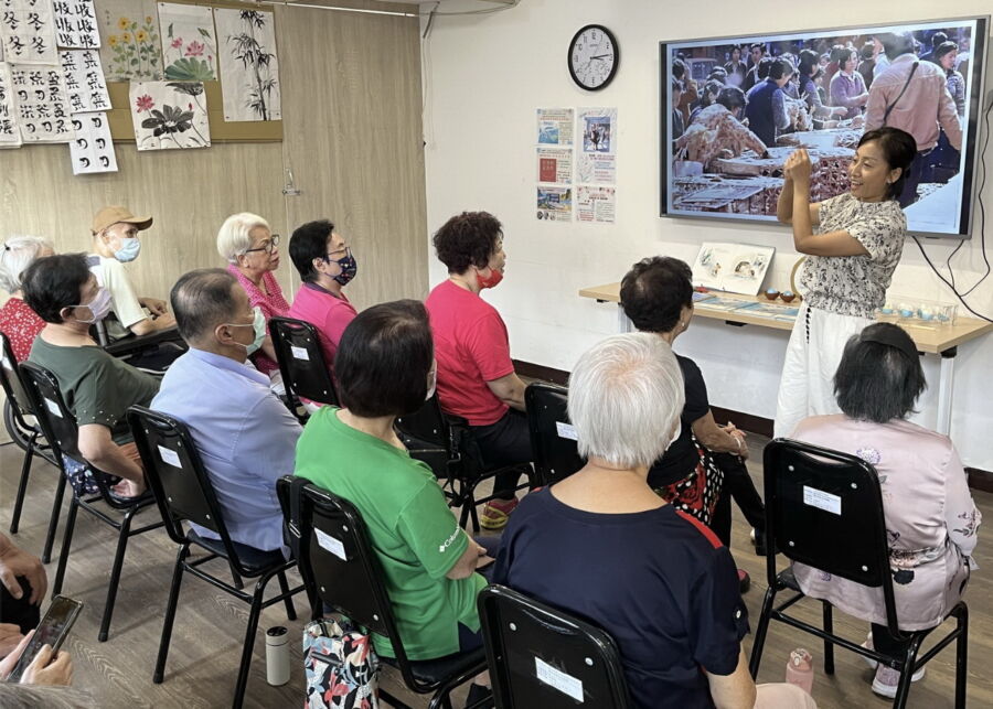 圖/專業人員運用懷舊治療,引導長者透過熟悉的影像與故事喚起記憶,提升情緒穩定與社會參與。(臺灣職能治療學會提供)