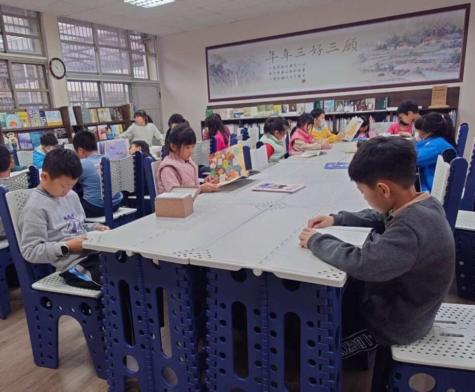 ▲彰化永靖永興國小校長吳寶嘉感謝頂新和德文教基金會創辦人魏應充，在閱讀教育推動期間及時捐資設置「靜思閱讀書軒」，並持續關心社區共讀推動情形。（永興國小提供）