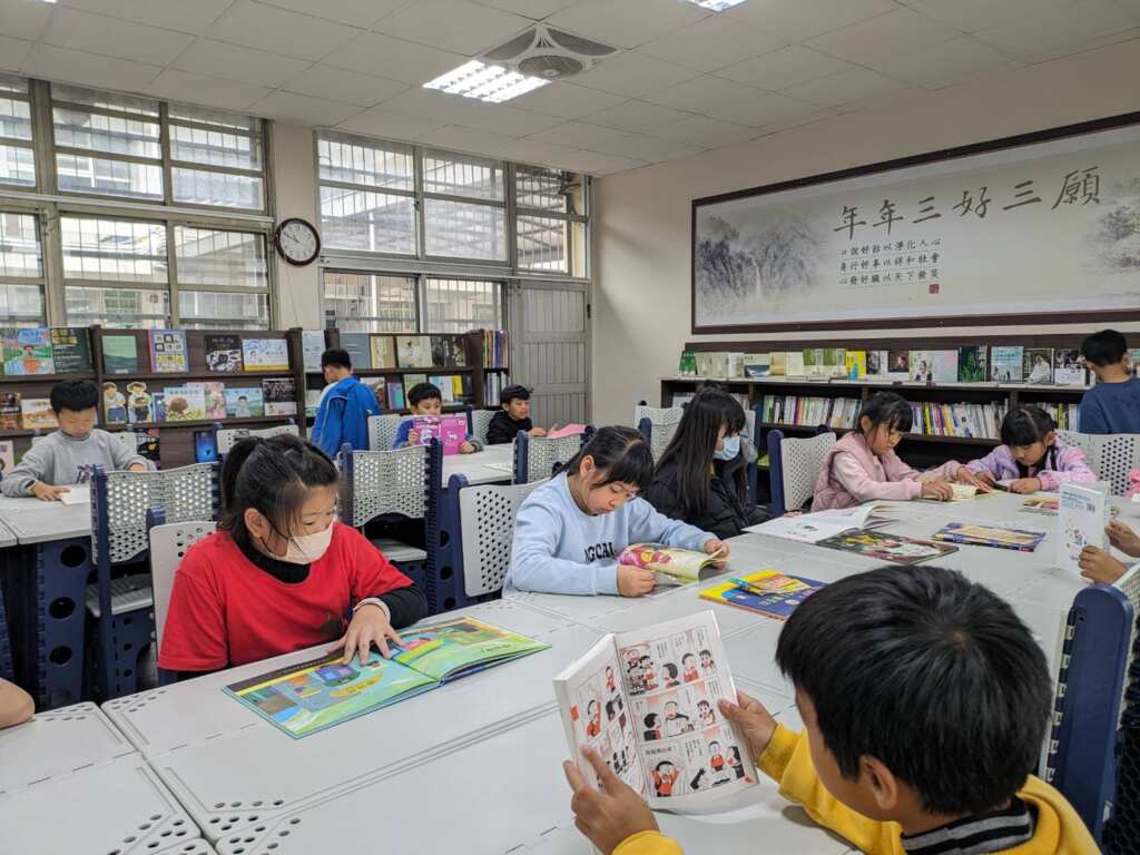 ▲頂新和德文教基金會創辦人魏應充協助建置靜思閱讀書軒，為孩子們補足充沛的品格、生命和文史相關書籍。（永興國小提供）