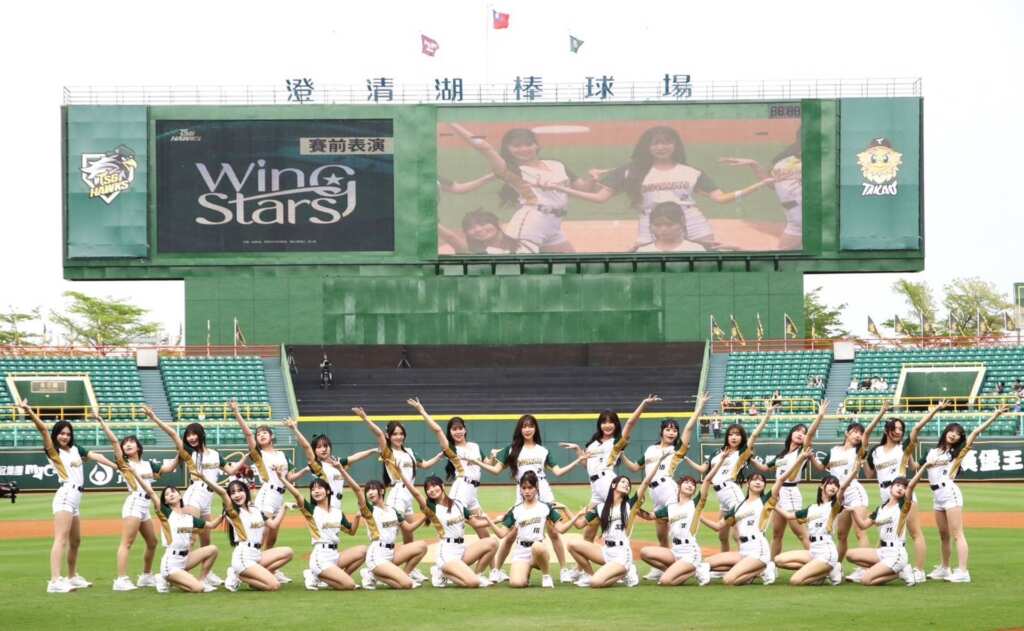 ▲賽前啦啦隊Wing Stars全員到齊，帶來動感十足的精彩演出，現場氣氛熱烈沸騰。（高雄市運發局提供）