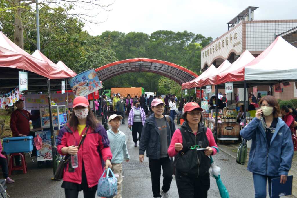 活動一開始飄起小雨，但民眾熱情不減，共計約有600人參加，現場也準備有輕便雨衣、熱茶供健走民眾取用。