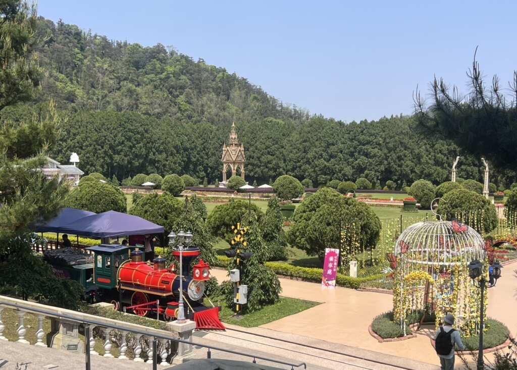 ▲遊客可漫步於花田間，沉浸在迷人的花香與美景中。（記者蘇彩娥攝）