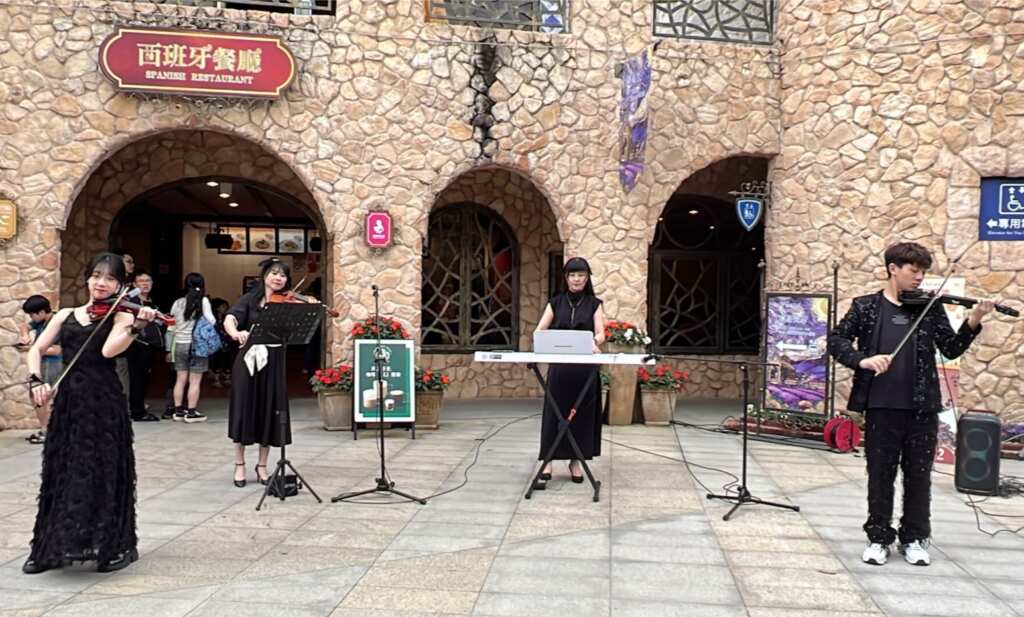 ▲由竹山吳毓嫻老師的莫思樂音樂劇團帶來經典的弦樂演奏。 （記者蘇彩娥攝）