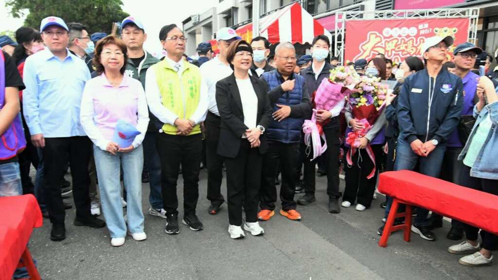 ▲彰化縣長王惠美、彰化市林世賢、前議長白鴻森、公益頻道董事白素英等人接駕。（記者林明佑翻攝）