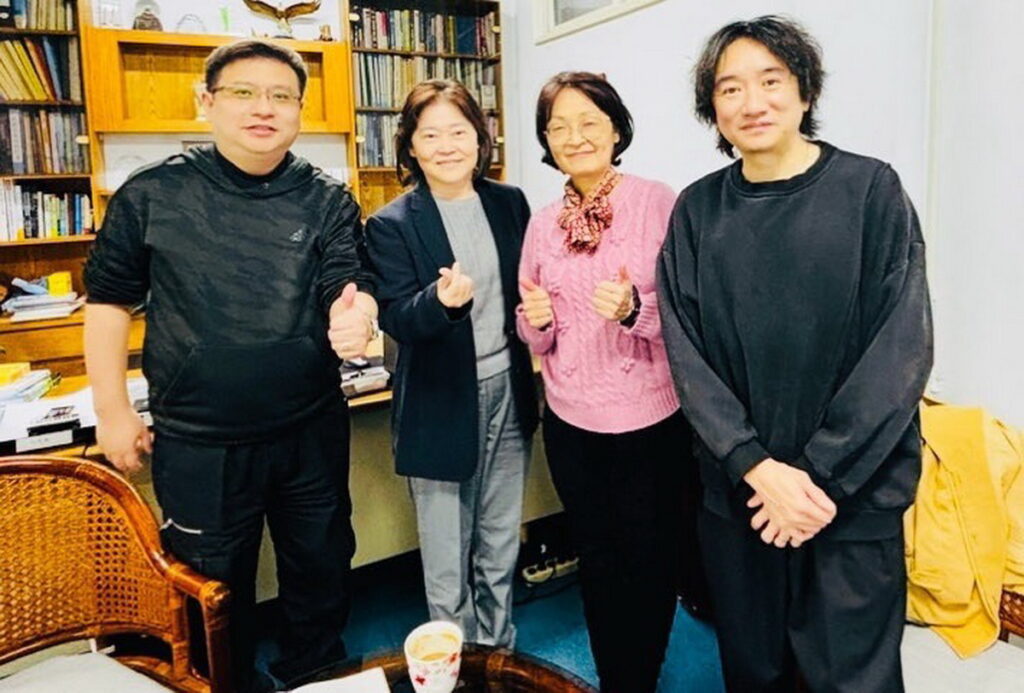 (由右至左)台灣未來教育研究學會理事長張楷文、基督書院沈湘燕主任、王正慧校長、台灣未來教育研究學會秘書長黃頌揚