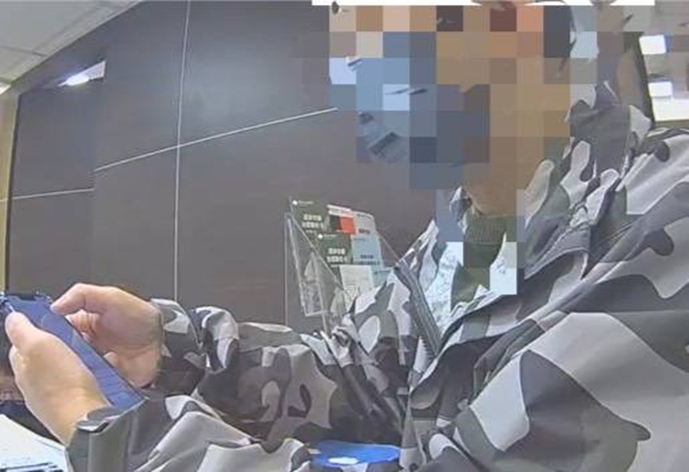 陌生女加Line邀投資虛幣 警偕國泰銀阻詐保男50萬 200 248250405a04