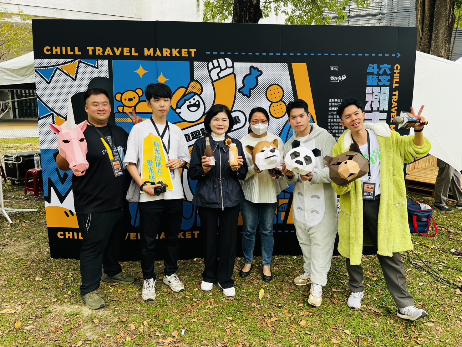 張麗善縣長(左三)與雲林縣創新創業協會張光儀(左一)一同支持在地青年品牌,在市集曝光與宣傳。(圖/記者林照東翻攝)