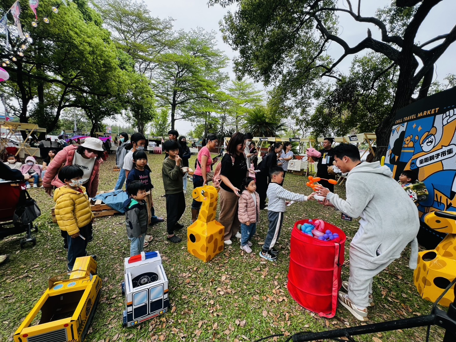 童趣親子潮市集準備魔術氣球,免費贈送大小朋友。(圖/記者林照東翻攝)