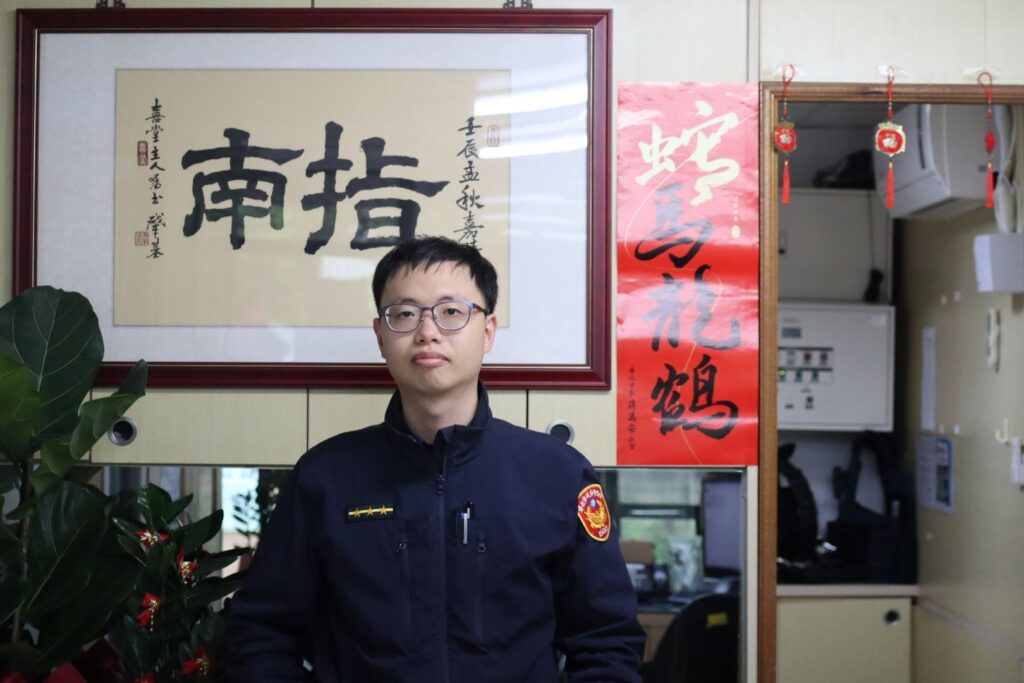 寒夜騎車不知歸途  熱心警徒步牽車護航500公尺
