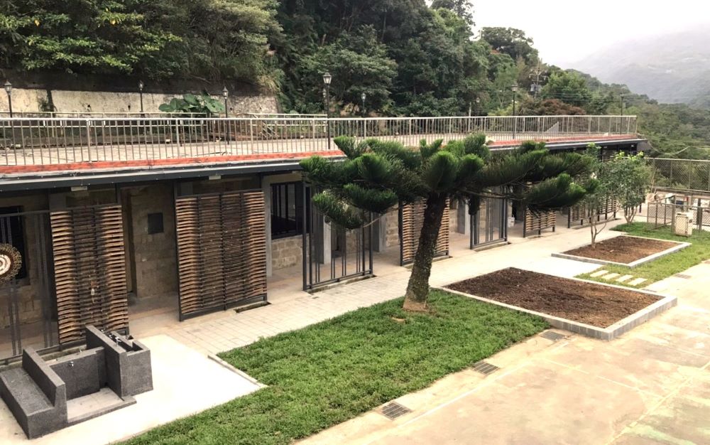《圖說》吉林校區經過改造修建恢復1920年時石頭屋教室原本的樣貌。〈教育局提供〉