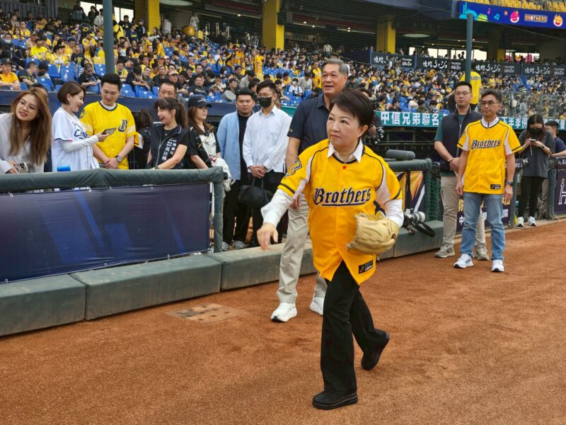圖文:盧秀燕市長開球預祝二連霸 中信兄弟洲際主場首戰奪勝 加碼送日本紀 念球。