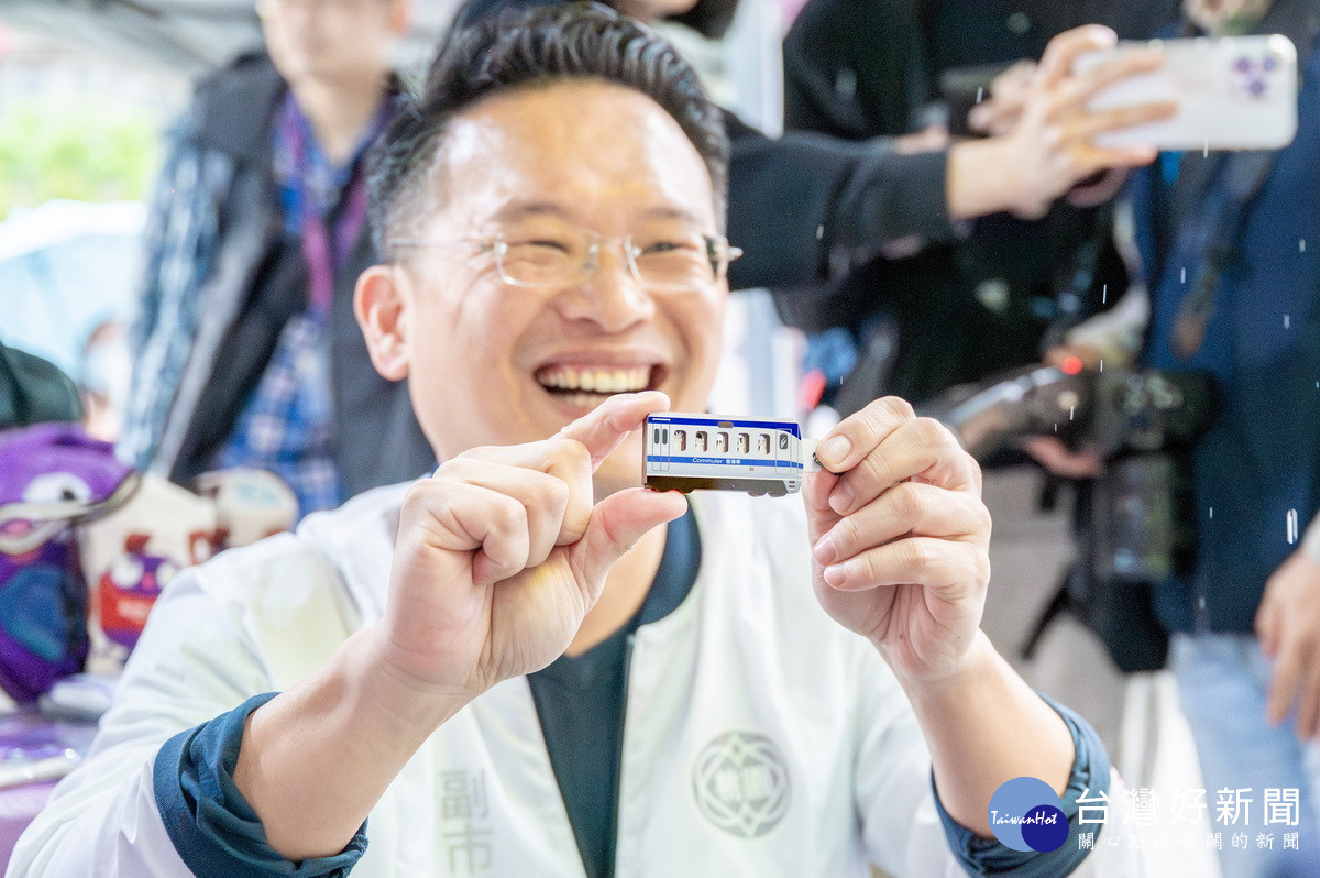 桃園市副市長蘇俊賓紹桃捷彩繪主題列車「快樂桃子號」。<br /><br />