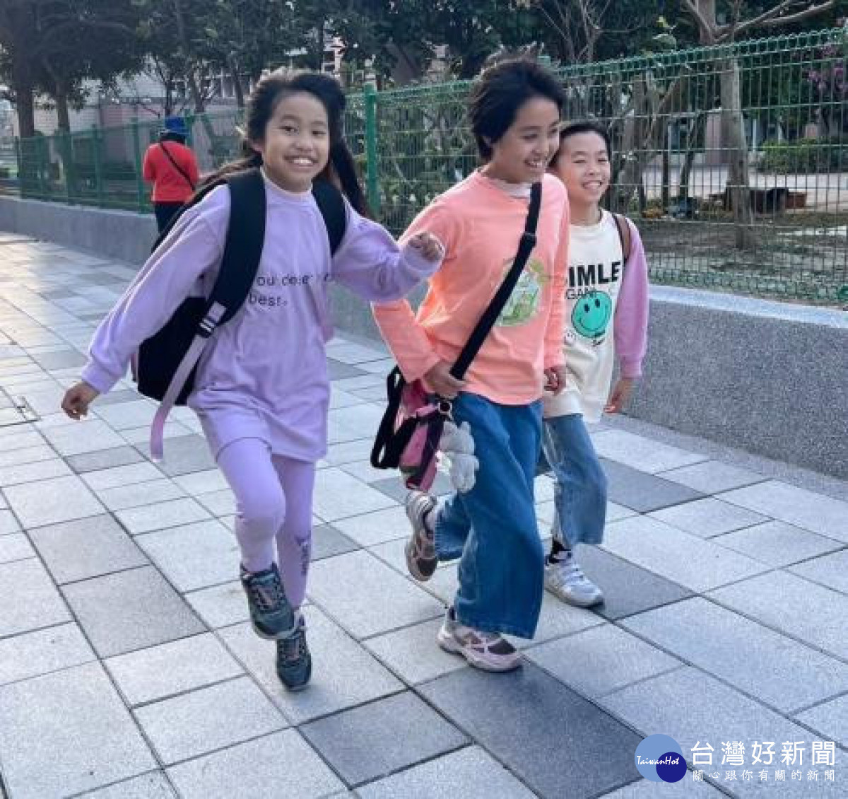 新社通學步道完工 ，學生通行更安全。