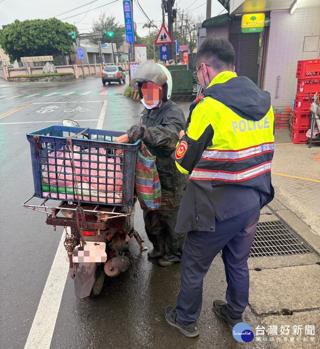 高齡老翁返家迷途，巡邏同仁發現，協助老人聯絡其家屬安全返家。