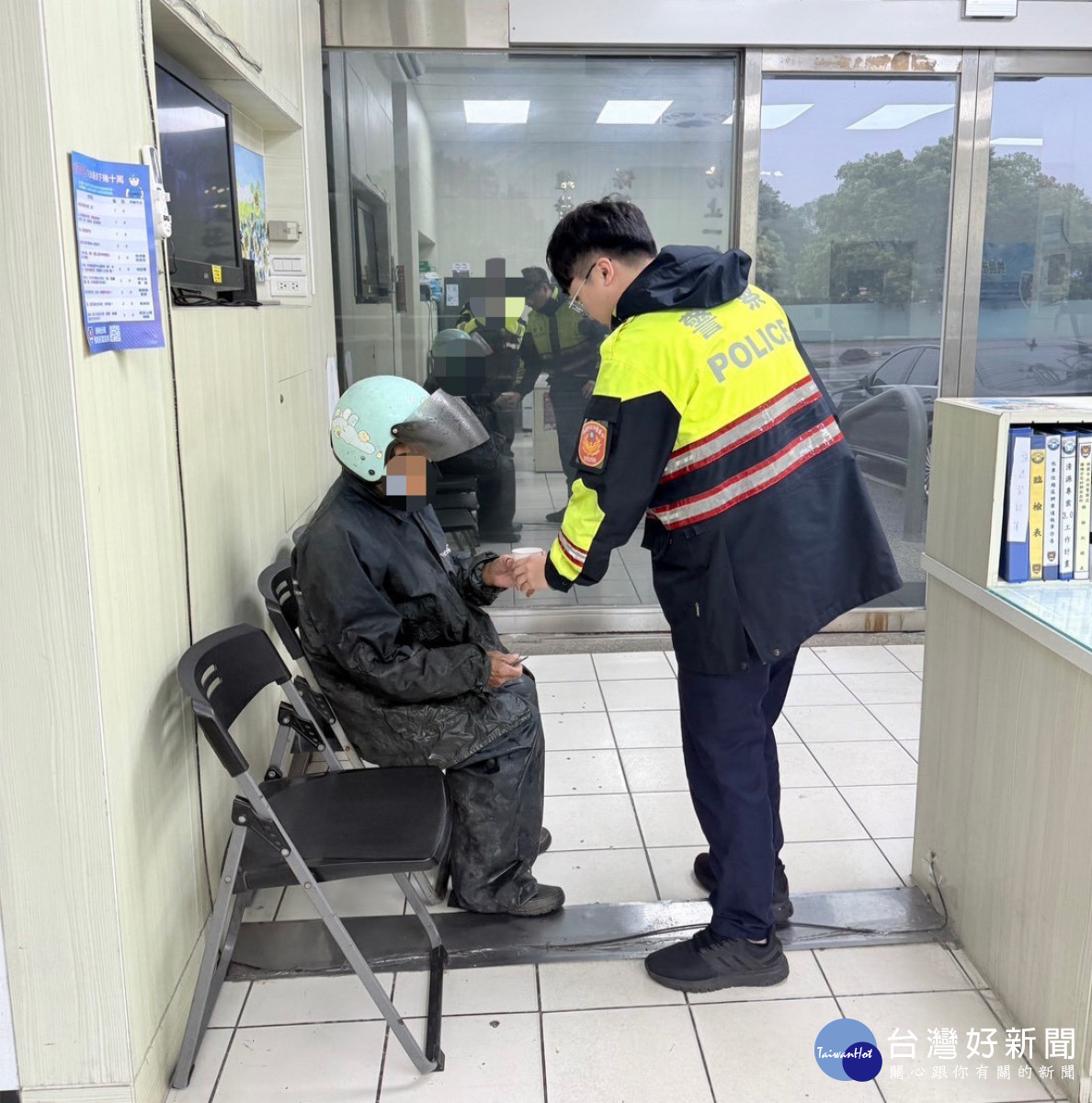 高齡老翁返家迷途，巡邏同仁發現，協助老人聯絡其家屬安全返家。