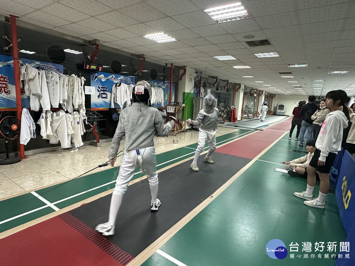 國小學童學習擊劍思維更寬廣。（記者扶小萍攝）