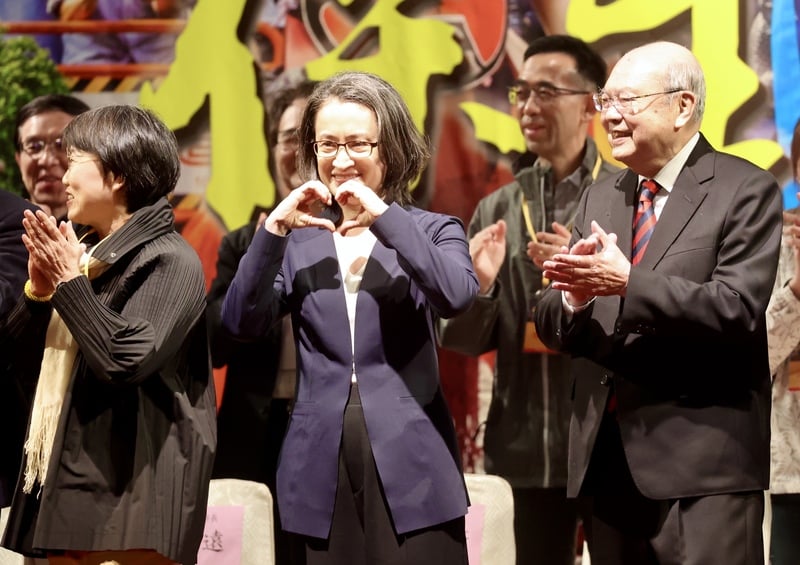 台北大龍峒保安宮2025保生文化祭開鑼式5日晚間熱鬧登場,副總統蕭美琴(前中)應邀出席,在台上向與會民眾比出愛心手勢致意。 中央社