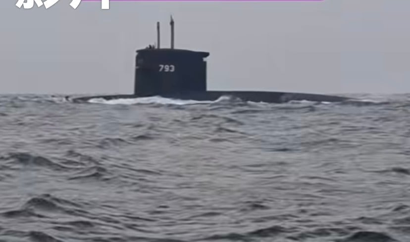 艦號793的潛艦浮上水面,被附近戴釣客的漁船直擊,漁船上菲語及中文交雜,也沒有明確的定位。