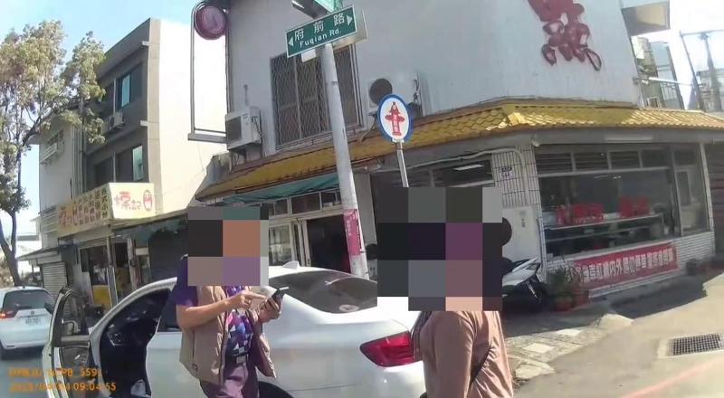 民眾黨立委林憶君的花蓮辦公室主任,違停遭告發還拿走員警手裡的通知單不歸還,事件曝光民眾黨要送中評會處理。民眾提供