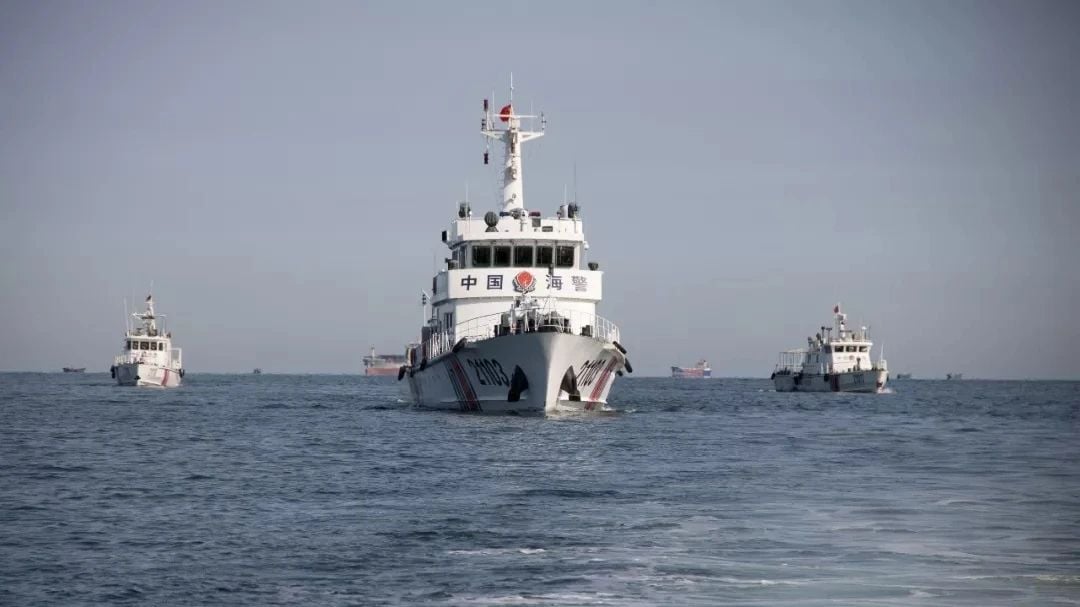 中國海警船在釣魚台驅趕日籍漁船,日本海上保衛廳則派船驅趕中國海警船,中日雙方互相驅趕對方船隻。翻攝中國海警局官網