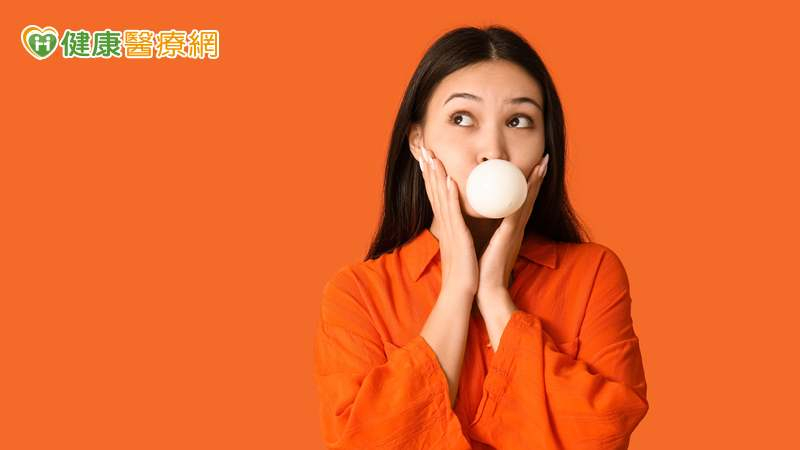 嚼口香糖不只提神！還能促進消化、助排便？「這類」可能致脹氣要注意