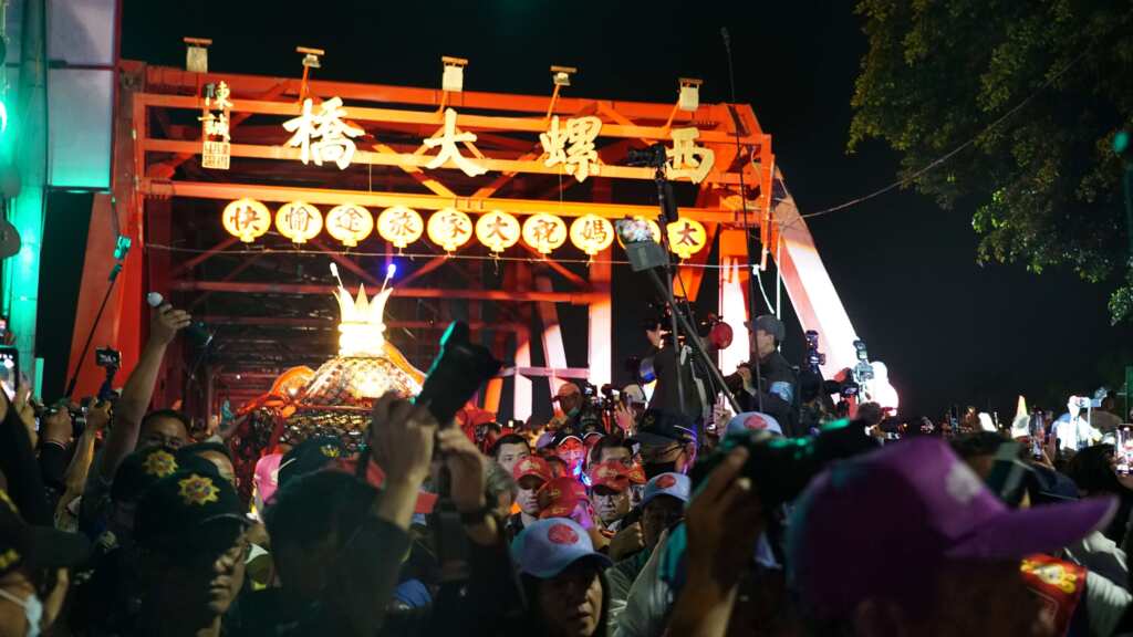 大甲媽鑾轎所至，信眾蜂擁而至，虔誠膜拜、熱情拍照留念。(記者廖承恩翻攝)