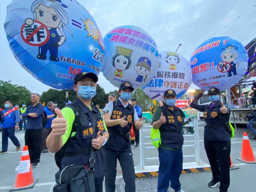 雲林警方迎接媽祖女神，同時高舉大氣球向香客防詐宣導。(記者廖承恩翻攝)