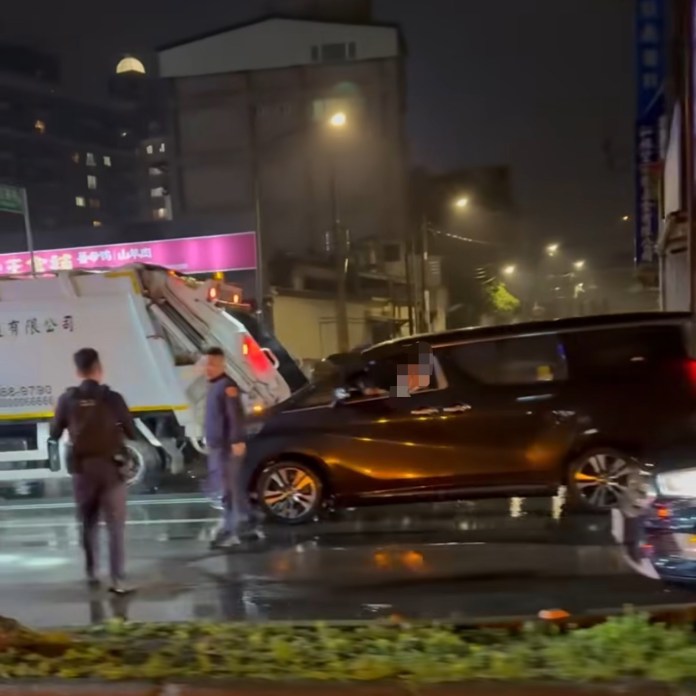 驚險追逐!中壢警開12槍攔截拒檢逃逸嫌犯 1車遭波及 57 S 30310460