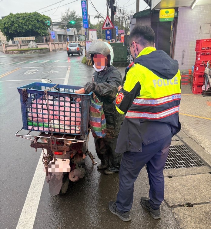 楊梅8旬老翁雨中迷途 巡邏警主動協助平安返家 58 S 74145958 0