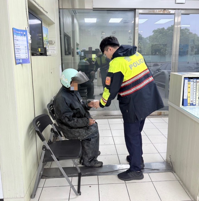 楊梅8旬老翁雨中迷途 巡邏警主動協助平安返家 59 S 74145961 0