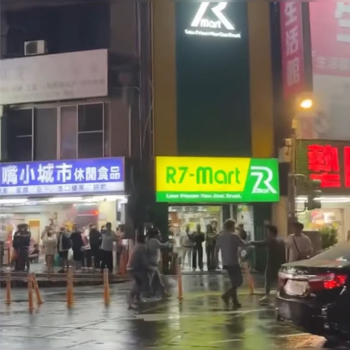 中壢街頭衝突!泰籍男子不滿被勸離 攻擊餐廳員工 56 S 30310474
