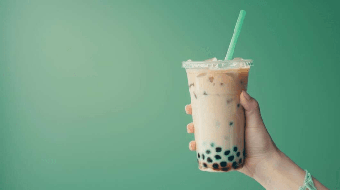 漲價潮來襲!路易莎與三大手搖飲部分品項漲5元 59 hand holding boba milk tea green background 490636 11149