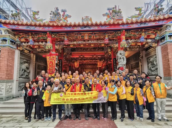 浩天宮管委會主任委員王經綻率管委會成員、廟方工作人員與澳門中華媽祖基金會秘書長吳聯盟等跨洋蒞臨的嘉賓們大合影。(圖/浩天宮管委會)