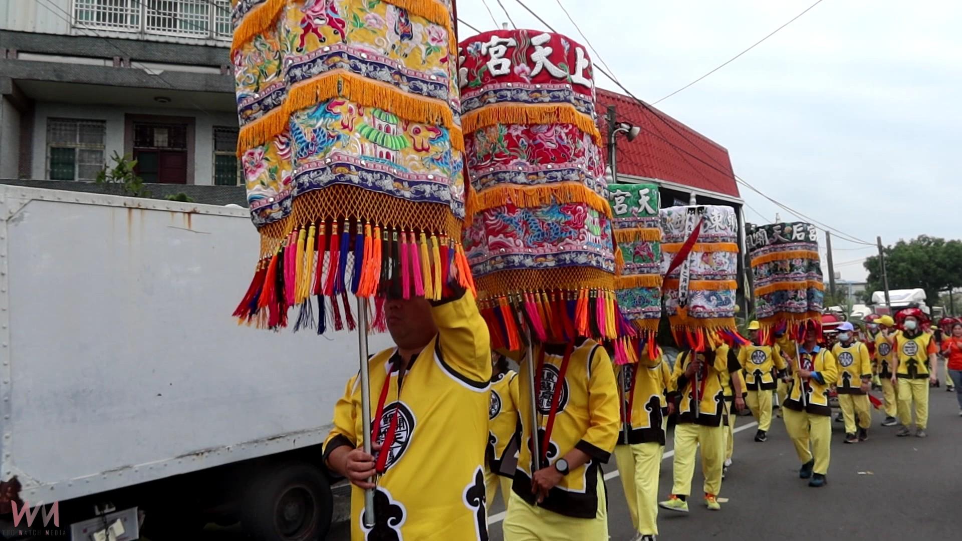 (有影片)/東螺媽迎大甲媽 五色梁傘、神轎陣頭壯觀北斗街頭熱鬧非凡 - https://www.watchmedia01.com