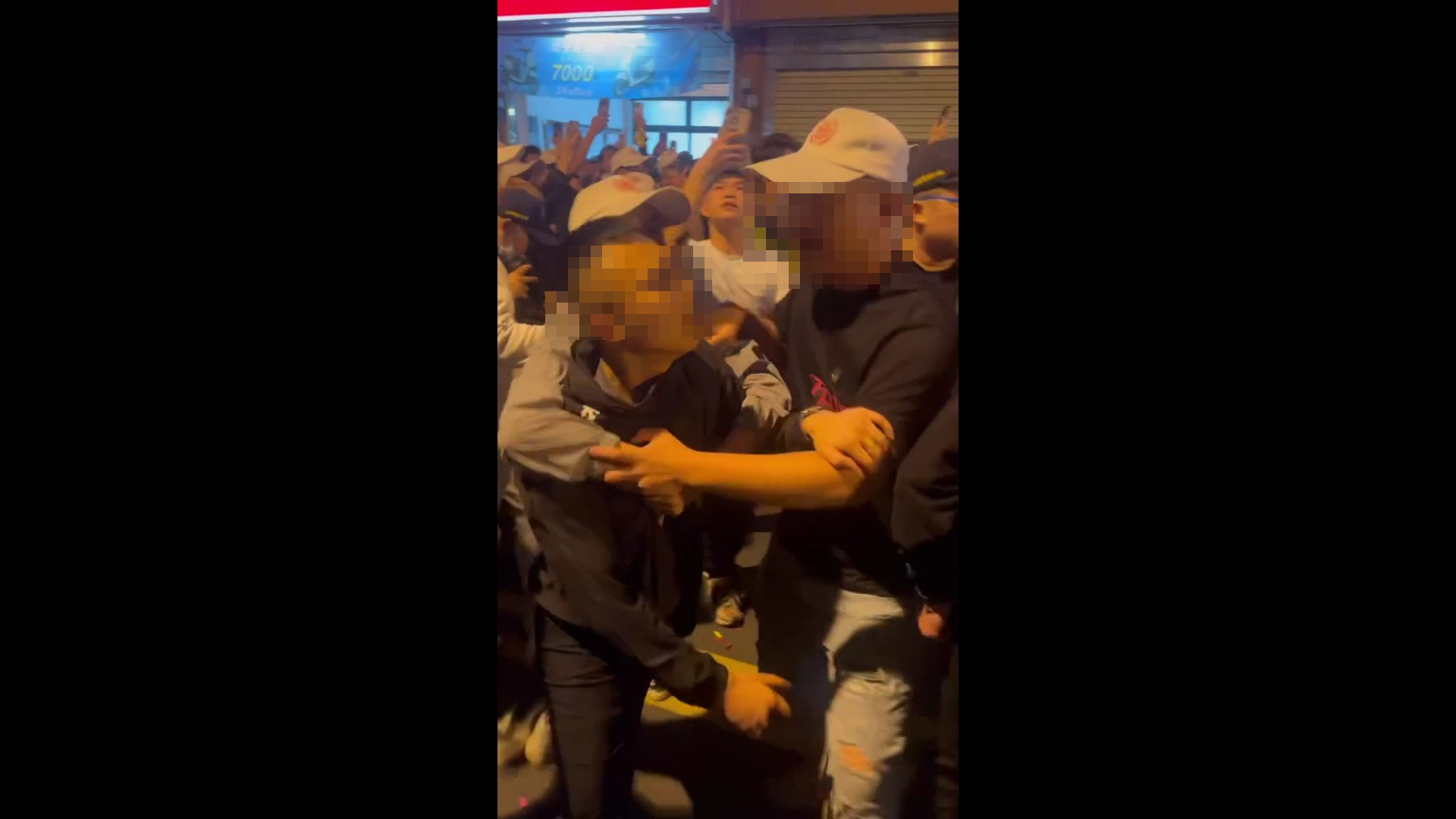 醉拳上場！大甲媽彰化遶境衝突  兩酒醉男子與娘傘組推擠